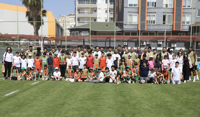 Minik taraftarlardan Alanyaspor’a moral ziyareti