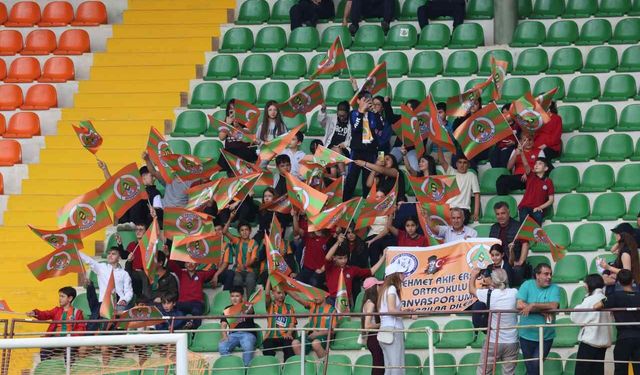 Minik taraftarlardan büyük destek: Alanyaspor tribünleri şenlendi