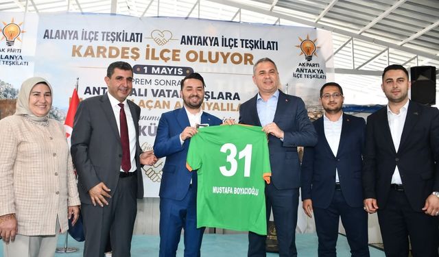 Yaralar el birliğiyle sarılıyor: AK Parti Alanya heyeti Hatay sokaklarında