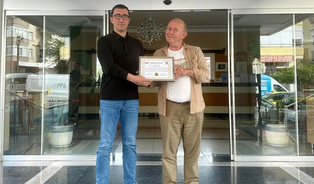 Alanyalı turizmciye teşekkür plaketi