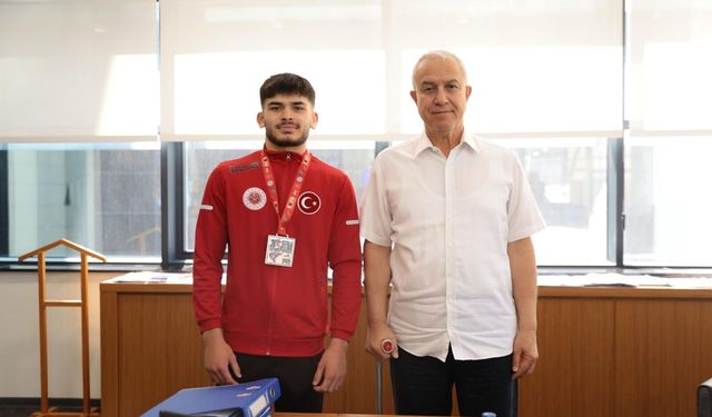 Dünya şampiyonu Yusuf Kerim Çevik'ten Başkan Özçelik'e ziyaret