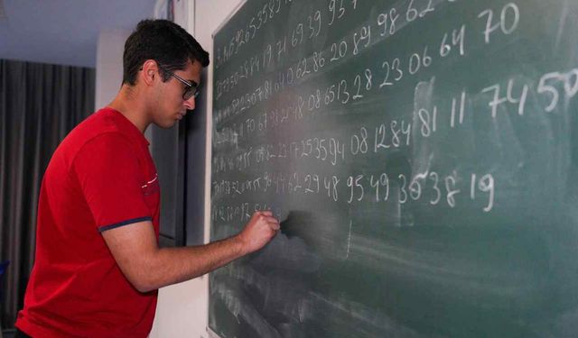 Pi sayısının 5 bin basamağını ezberleyerek rekor kırdı