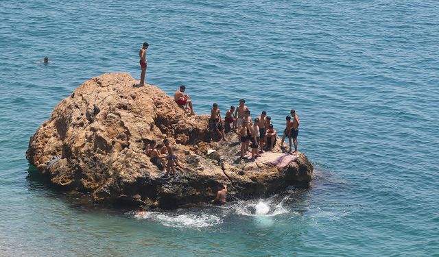 Antalya kavruluyor! Hissedilen sıcaklık 47 dereceyi buldu