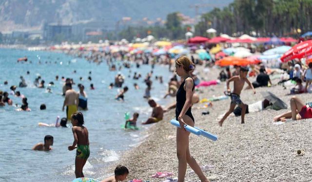 Antalya'da termometreler 39 dereceyi gösterdi, sahiller dolup taştı