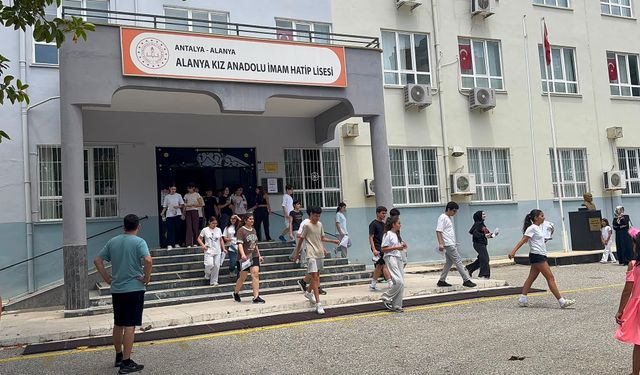 Alanya’da LGS heyecanı yaşandı: 3 bin 315 öğrenci geleceği için ter döktü