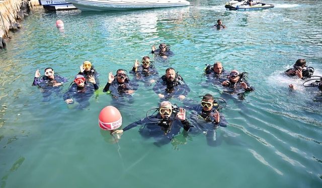 Antalya Valisi Şahin çevre temizliği için denize daldı