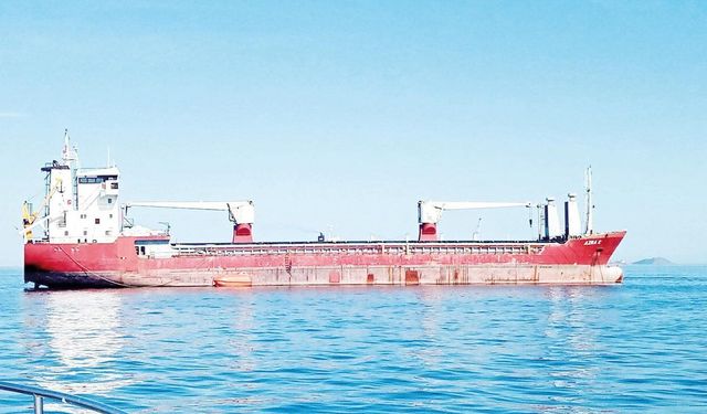 İstanbul'da terk edilen gemideki 4 denizci tahliye edildi