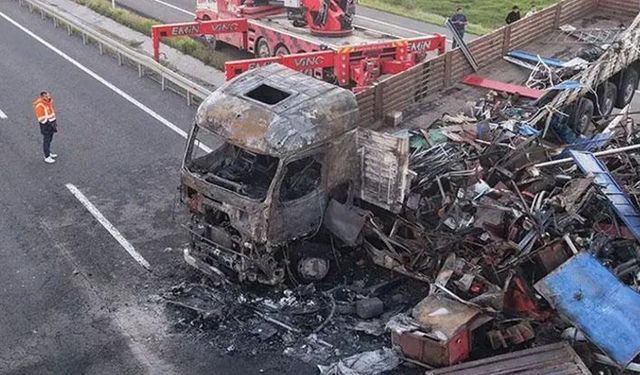 Erzurum'da lastiği patlayan hurda yüklü tır alev aldı