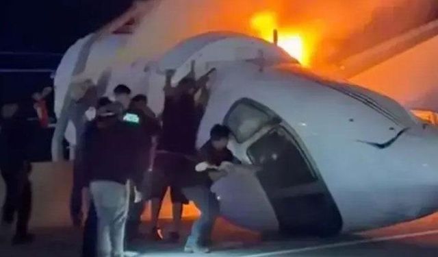 Teksas'ta küçük uçak otoyola düştü: Sürücüler yardıma koştu