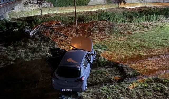 Bursa'da navigasyon yanılttı: Otomobil dereye uçtu