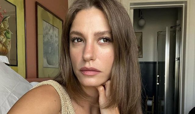 Serenay Sarıkaya annesinin çektiği tatil pozlarını paylaştı
