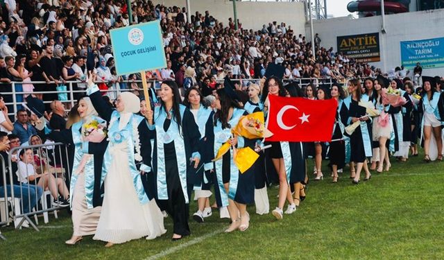 Alanya Alaaddin Keykubat Üniversitesi'nde mezuniyet coşkusu