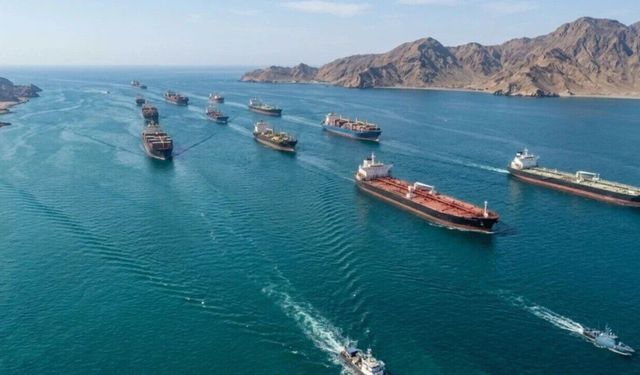 İran Hürmüz Boğazı'nı kapattı, ABD ordusu 'açık' dedi