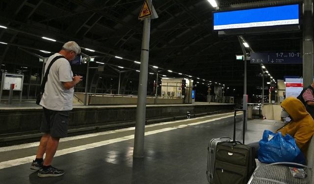 Almanya'da telsiz arızası: Tüm tren seferleri durduruldu