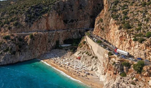 Kaş'taki Kaputaş Plajı'nda yaz sezonu yoğunluğu başladı