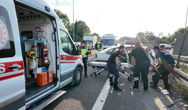 Bariyerlere çarpan otomobil hurdaya döndü: 1'i ağır 3 yaralı