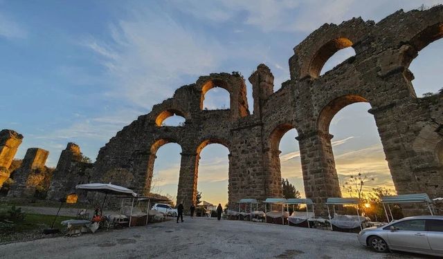 Serik'te 2 bin yıllık Aspendos su kemerleri zamana direniyor
