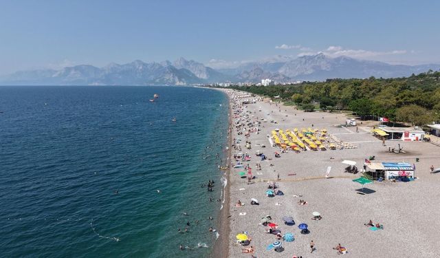 Konyaaltı Sahili'nde 34 dereceyi hissedenler denize koştu
