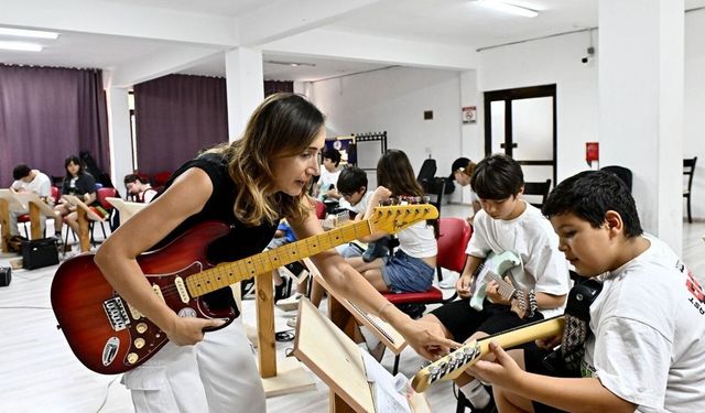 Muratpaşa'da 110 öğrenci yaz dönemi gitar eğitimi alıyor