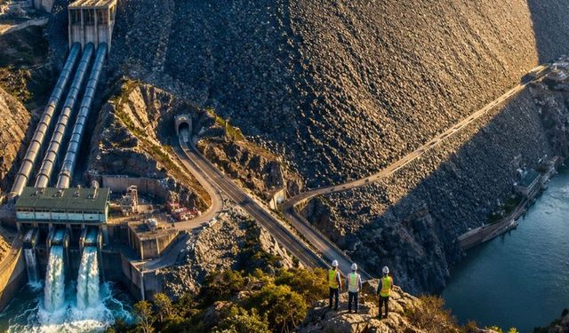 ABD'de iki dağ arasına devasa su bataryası kuruldu
