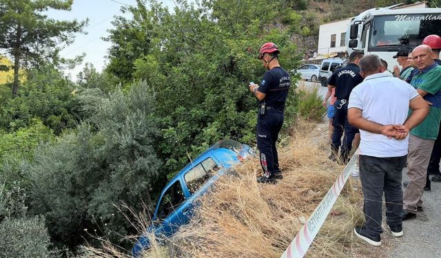 Alanya Değirmendere'de şarampole düşen sürücü kurtarıldı