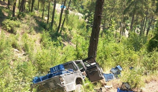 Gazipaşa'da kamyonet şarampole devrildi: 3 yaralı