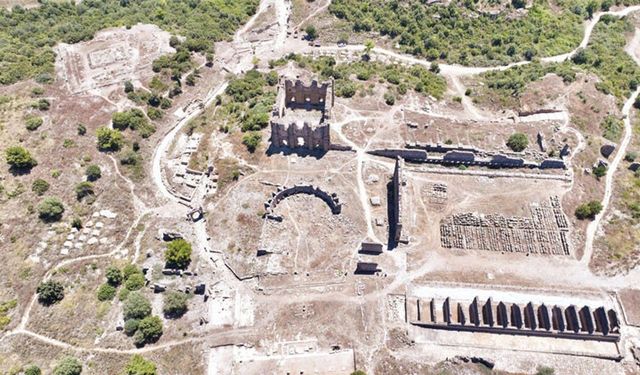 Aspendos'ta 2 bin yıllık ana cadde gün yüzüne çıkarıldı