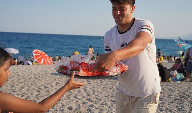 Antalya'da sıcaktan bunalanlara ücretsiz karpuz sandviç