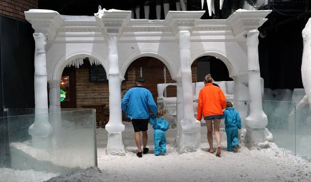 Antalya'da 44 dereceyi görenler kar odasıyla serinliyor