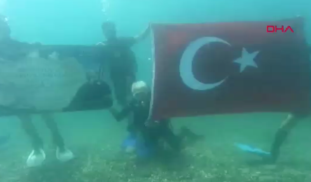 Antalya'da Kabotaj Bayramı deniz altında Türk bayrağıyla kutlandı