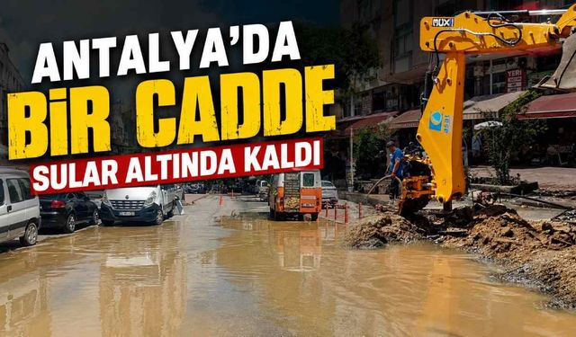 Antalya'da içme suyu hattı patladı! Cadde göle döndü