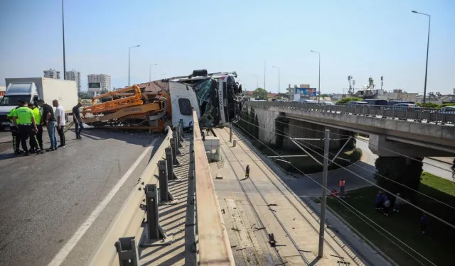 Antalya Aksu'da beton pompası üst geçitte asılı kaldı