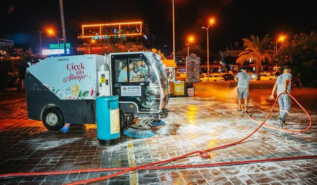 Alanya İskele’de gece mesaisi: Bölge baştan sona temizlendi
