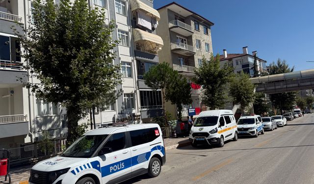 Balkondan düşerken başını ağaca çarptı