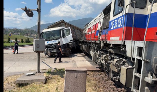 Hemzemin geçitte korkutan kaza: Lokomotif demir yüklü TIR’la çarpıştı