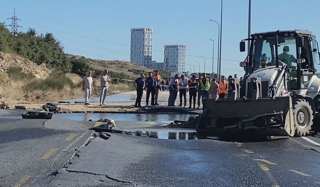 İSKİ borusu patladı: Yol çöktü, cadde ve sokakları su bastı