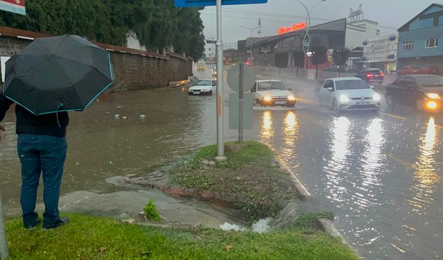 Sağanak felç etti: Cadde ve iş yerleri sular altında kaldı