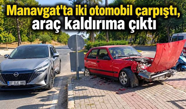 Manavgat'ta iki otomobil çarpıştı, araç kaldırıma çıktı
