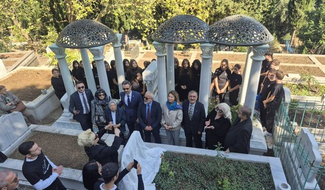 Sanat Güneşi Zeki Müren unutulmadı: Vefatının 30’uncu yılında kabri başında anıldı