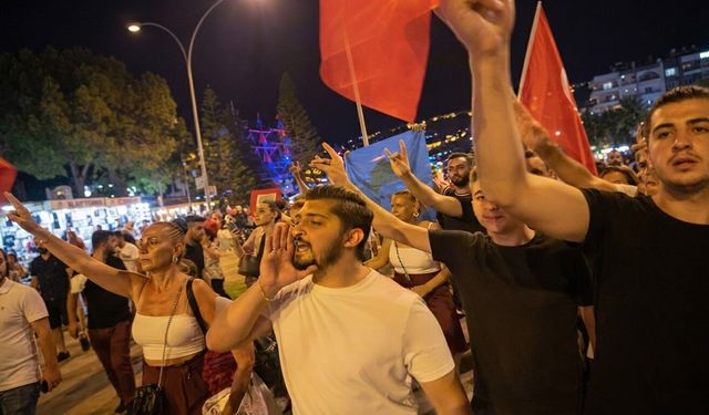 Alanya’da 30 Ağustos yürüyüşüne Zafer Partili gençlerin ‘Andımız’ı damga vurdu