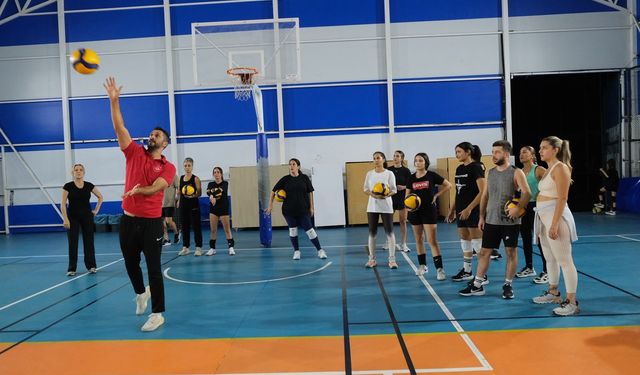 Alanya’da voleybolun yaşı yok: Yetişkinler filede buluşuyor