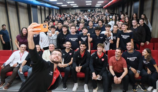 Alanya’nın Efeleri öğrencilerle buluştu: Gençlerden voleybolculara yoğun ilgi