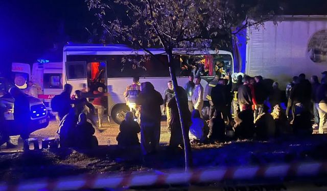 Tarım işçilerini taşıyan midibüs TIR'a çarptı: 17 yaralı