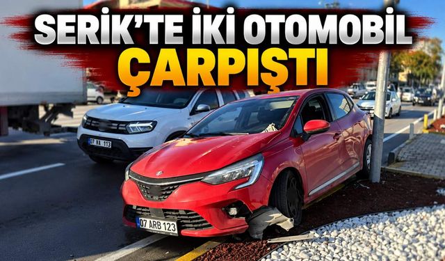 Serik'te Sanayi Kavşağı'nda iki otomobil çarpıştı: 1 yaralı