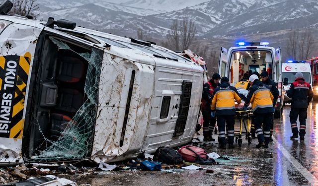 Hakkari'de Öğrenci Servisi Devrildi! 10 Öğrenci Yaralandı