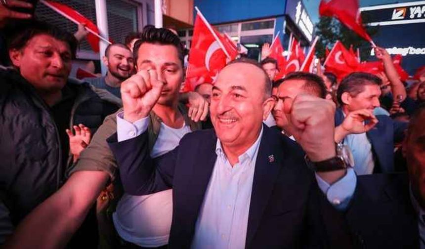 Bakan Çavuşoğlu Antalya’da kutlamalara katıldı