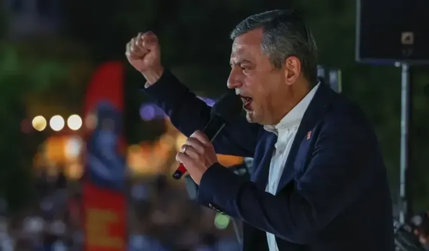 Özgür Özel'den Manavgat açıklaması: 'Baklava kutusunu eline sıkıştırmışlar'