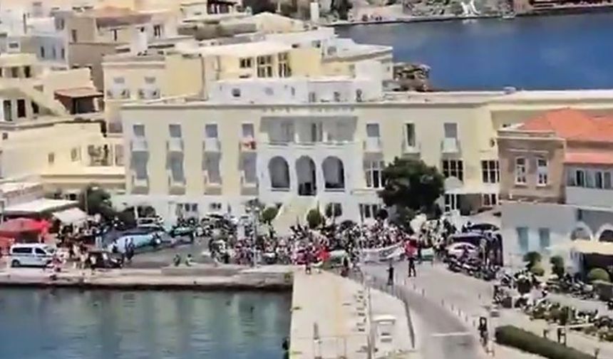 Yunan Adası'nda İsrail kruvaziyerine protesto! İsrailli turistlerin inmesine izin vermediler