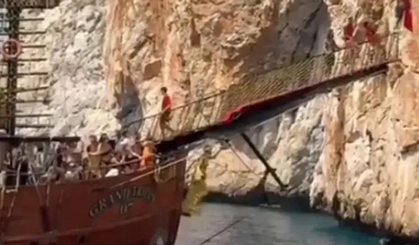 Alanya'da kurtarma operasyonu: Tur teknesi çalışanları keçiyi kurtardı