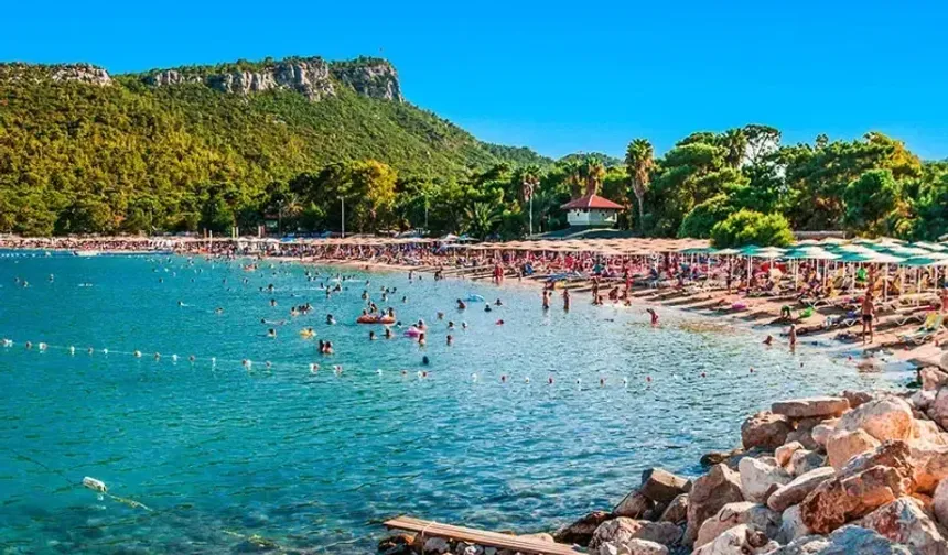 Yine aynı rezalet! Halk plajında ücretsiz yer bulamadı: "Savcılığa şikayet edeceğim"